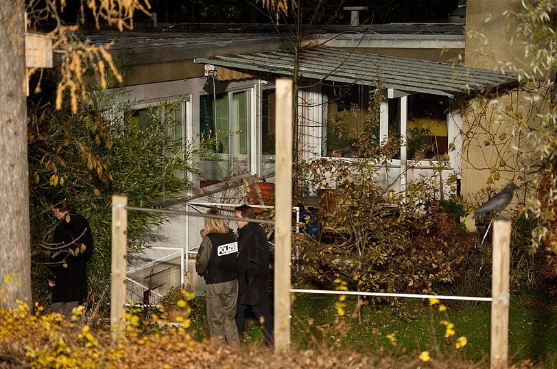 Bei einer Explosion in einem Einfamilienhaus im Münchner Vorort Neubiberg ist ein junger Mann sehr schwer verletzt worden. Der 19-Jährige hielt sich im Keller auf, wo die Explosion stattfand. Außer dem 19-Jährigen waren noch dessen 21-jähriger Bruder und der Großvater im Haus. Die beiden blieben unverletzt. Bilder vom Unglücksort.