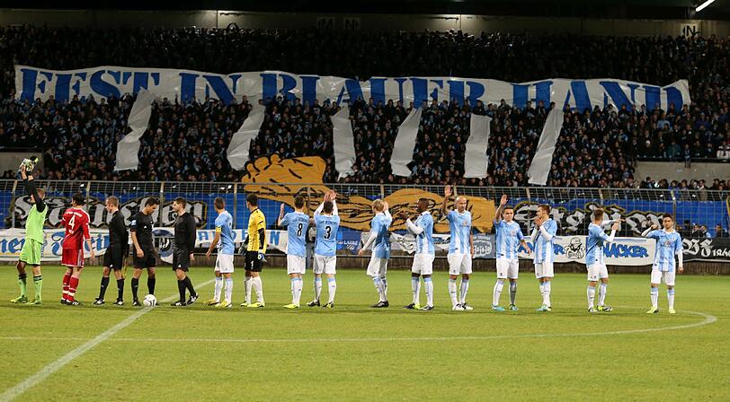 Fest in blauer Hand&ldquo;: Schon vor dem Anpfiff machten vor allem die Löwen-Fans Stimmung. Hinterher glich das Grünwalder Stadion einem Tollhaus.