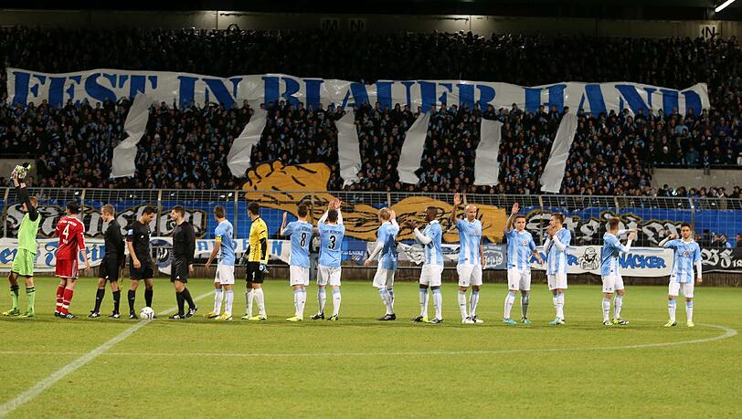 Fest in blauer Hand“: Schon vor dem Anpfiff machten vor allem die Löwen-Fans Stimmung. Hinterher glich das Grünwalder Stadion einem Tollhaus. Fest in blauer Hand“: Schon vor dem Anpfiff machten vor allem die Löwen-Fans Stimmung. Hinterher glich das Grünwalder Stadion einem Tollhaus.