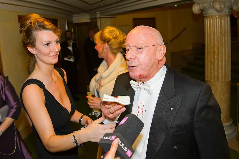 Der Schlag hinterlässt eine blutige Wunde am Kinn des Mannes.