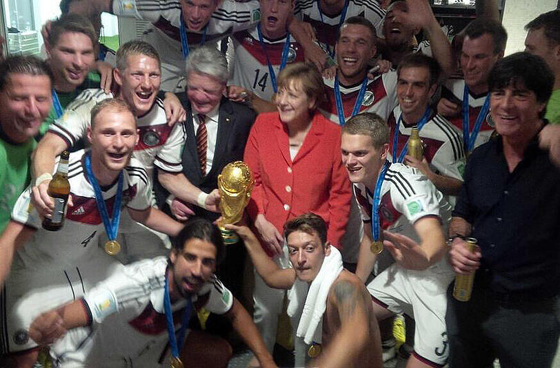 13.7.2014: Kabinen-Party mit der Kanzlerin: Völlig entfesselt feiern unsere Weltmeister mit Angela Merkel den vierten Stern für Deutschland. Mario Götze hatte im Finale von Rio das entscheidende 1:0 gegen Argentinien in der Verlängerung gemacht