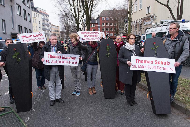 Mit stilisierten Särgen, auf denen die Namen von Opfern rechtsextremistisch motivierten Straftaten stehen, protestieren Menschen in Dortmund gegen eine Demo von Rechtsextremen.