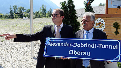 Bundesverkehrsminister Alexander Dobrindt (l) und Oberaus Bürgermeister Peter Imminger beim symbolischen Spatenstich zur Ortsumfahrung.