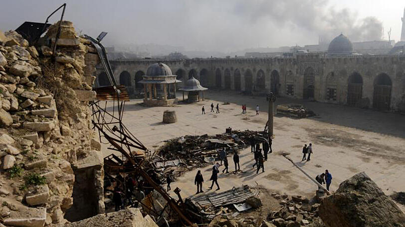 Rauchwolke über Aleppo in Syrien. In Kasachstan wird nun erneut über eine Friedenslösung für das Land verhandelt.