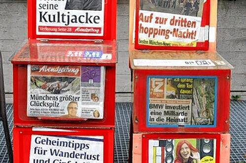 Ein Rentner klaut eine Zeitung, wird von einem Zeitungskontrolleur gestellt - und flippt dann aus. Er wird vorläufig in Handschellen festgenommen. (Archivbild)