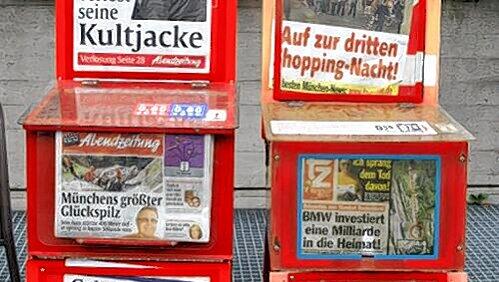 Ein Rentner klaut eine Zeitung, wird von einem Zeitungskontrolleur gestellt - und flippt dann aus. Er wird vorläufig in Handschellen festgenommen. (Archivbild) Ein Rentner klaut eine Zeitung, wird von einem Zeitungskontrolleur gestellt - und flippt dann aus. Er wird vorläufig in Handschellen festgenommen. (Archivbild)