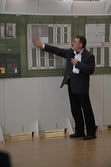 Jörg Homeier, Architekten am Pündtnerplatz und Mitglied des Preisgerichts, erklärt die Details des Siegerentwurfs.