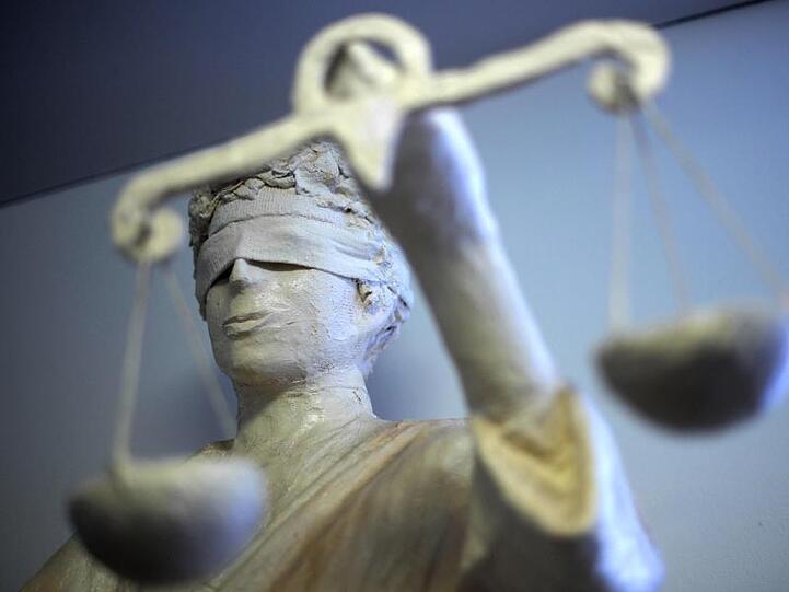 Die Statue der Justizia. Foto: Peter Steffen/Archiv