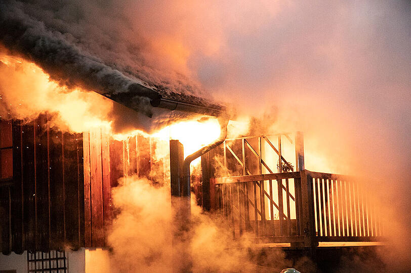 Bei dem Brand ist eine Person leicht verletzt worden, die Ursache für das Feuer ist noch unklar.