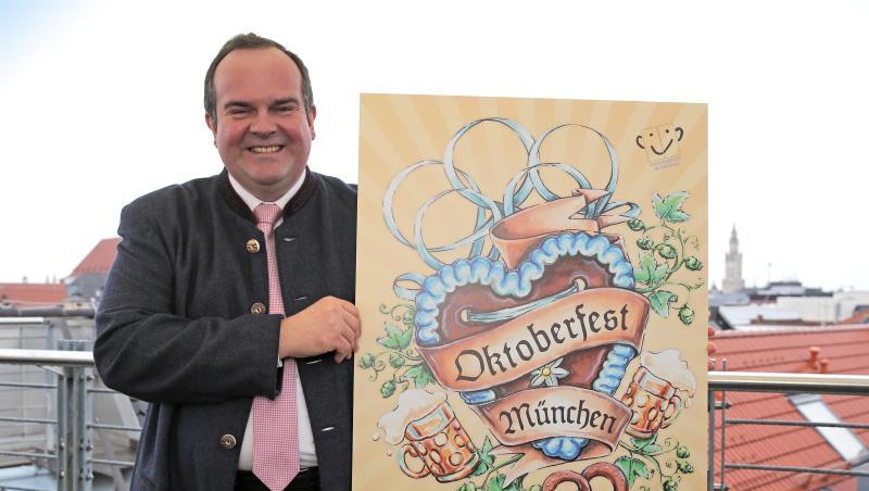 Clemens Baumgärtner (CSU) hält das Siegermotiv für das Oktoberfest-Plakat 2021 in den Händen. Clemens Baumgärtner (CSU) hält das Siegermotiv für das Oktoberfest-Plakat 2021 in den Händen.