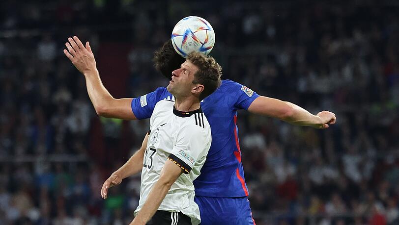 Deutschlands Thomas Müller und Englands Harry Maguire (r) im Kopfballduell.