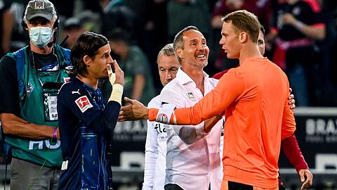 Torhüter Yann Sommer (l-r), Mönchengladbachs Coach Adi Hütter und Münchens Torhüter Manuel Neuer.