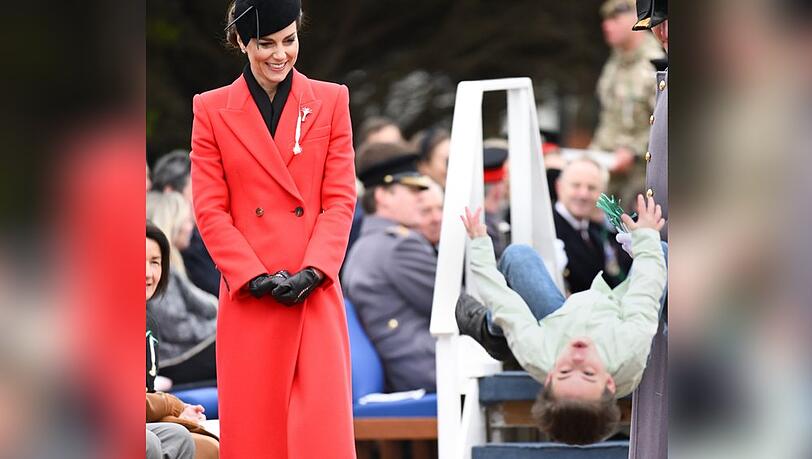 In den Combermere Barracks hat ein Junge Prinzessin Kate mit einem Rückwärtssalto zum Staunen gebracht.
