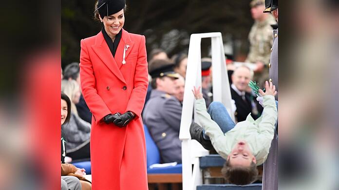 In den Combermere Barracks hat ein Junge Prinzessin Kate mit einem Rückwärtssalto zum Staunen gebracht.