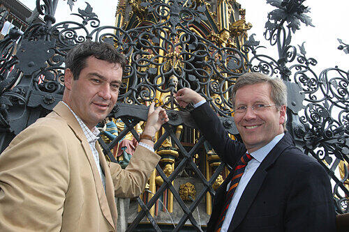 Was sie sich wünschten, blieb geheim: Markus Söder (li.) und Christian Wulff drehten den Glücks-Ring am Schönen Brunnen.