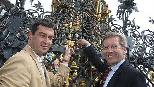 Was sie sich wünschten, blieb geheim: Markus Söder (li.) und Christian Wulff drehten den Glücks-Ring am Schönen Brunnen. Was sie sich wünschten, blieb geheim: Markus Söder (li.) und Christian Wulff drehten den Glücks-Ring am Schönen Brunnen.