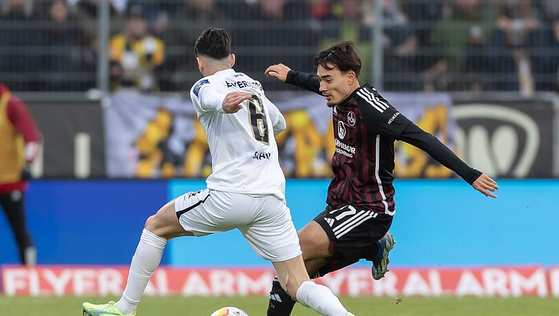 Elversbergs Semih Sahin (l) und Nürnbergs Jens Castrop kämpfen um den Ball.