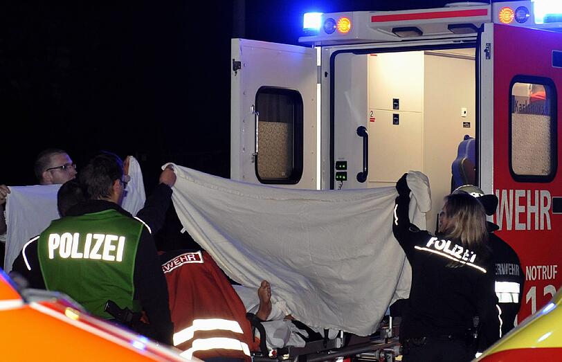 Rettungskraefte transportieren in Berlin Karlshorst die bei einer Schiesserei verletzte ehemalige Leichtgewicht-Doppelweltmeisterin und Profiboxerin Rola El-Halabi auf einer Trage zu einem Rettungswagen der Feuerwehr