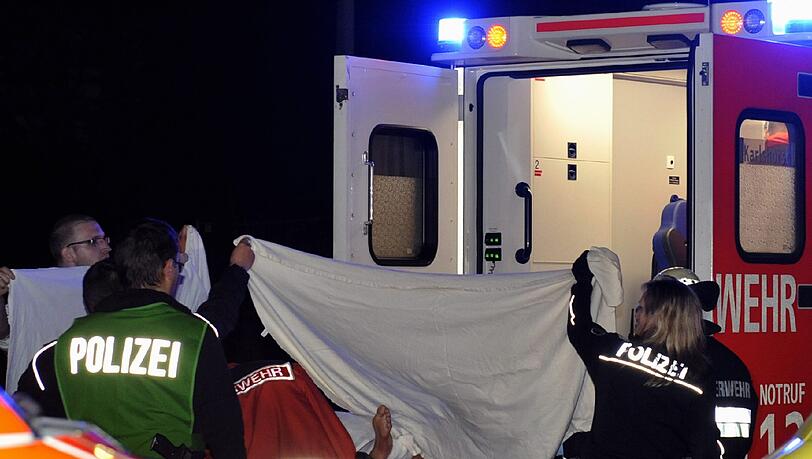 Rettungskraefte transportieren in Berlin Karlshorst die bei einer Schiesserei verletzte ehemalige Leichtgewicht-Doppelweltmeisterin und Profiboxerin Rola El-Halabi auf einer Trage zu einem Rettungswagen der Feuerwehr Rettungskraefte transportieren in Berlin Karlshorst die bei einer Schiesserei verletzte ehemalige Leichtgewicht-Doppelweltmeisterin und Profiboxerin Rola El-Halabi auf einer Trage zu einem Rettungswagen der Feuerwehr