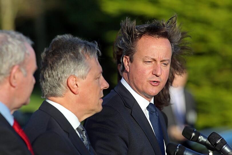 Staatsbesuch vom britischen Premier David Cameron. Die Frisur hält...nicht. Lustigerweise ist er gerade auf STORMont Castle (bei Belfast) zu Gast.