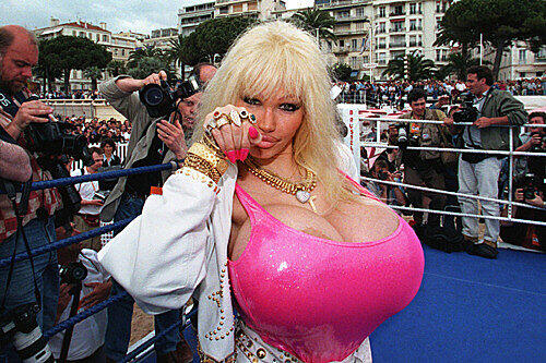 ...aber glücklich wurde Lolo Ferrari trotzdem nicht. Die Porno-Darstellerin starb mit 32 Jahren - Todesursache ungeklärt.