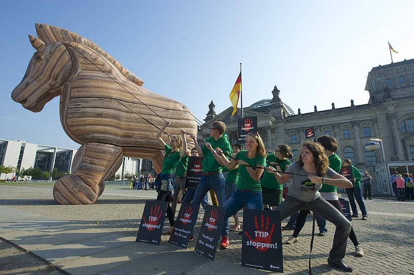 Berlin: Protestaktion mit einem trojanischen Pferd gegen Demontage des Umwelt- und Verbraucherschutzes.