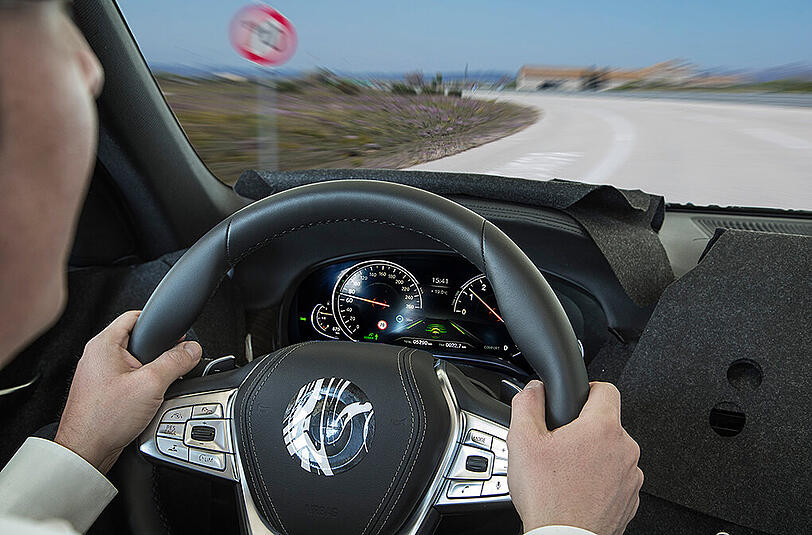 Von Beschleunigung bis Kurvenverhalten - Hersteller prüfen das Fahrverhalten neuer Modelle intensiv. Testfahrer legen dafür manchmal Hunderte Kilometer pro Tag zurück.
