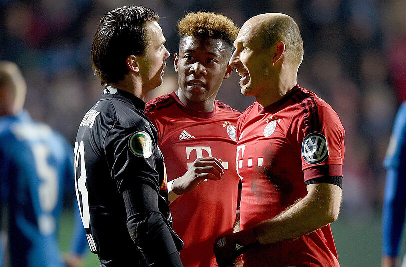 Während des Spiels im Dialog: Bayerns Arjen Robben und der Bochumer Torhüter Manuel Riemann.