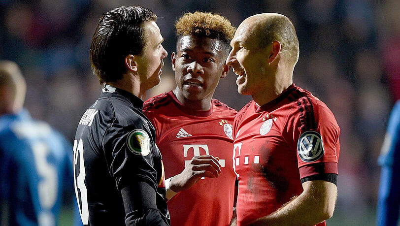 Während des Spiels im Dialog: Bayerns Arjen Robben und der Bochumer Torhüter Manuel Riemann. Während des Spiels im Dialog: Bayerns Arjen Robben und der Bochumer Torhüter Manuel Riemann.