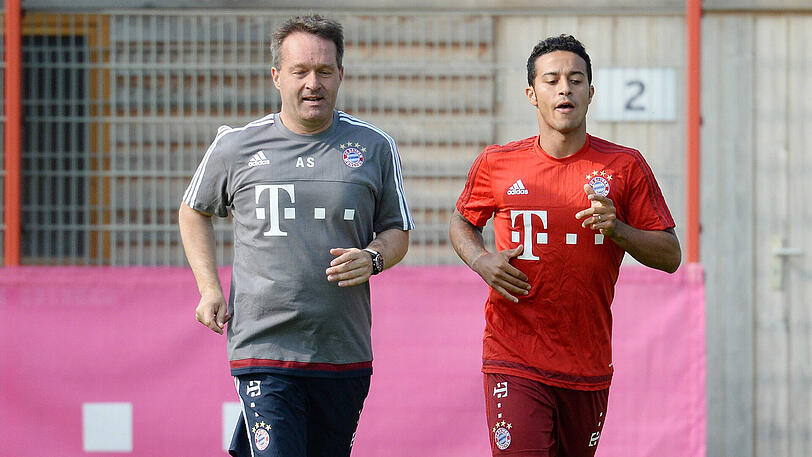 Im Sommer 2015 verpflichtete der FC Bayern Dr. Andreas Schlumberger - hier mit Thiago (rechts) - für den Bereich Gesundheit und Wissen. Er kam von Borussia Dortmund.