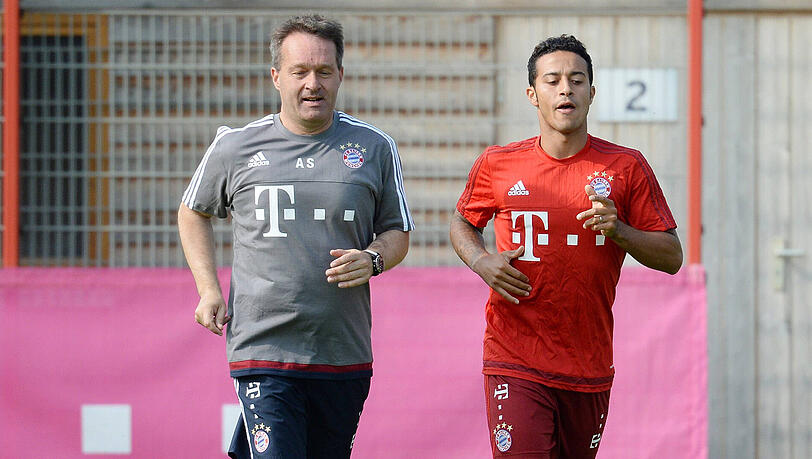 Im Sommer 2015 verpflichtete der FC Bayern Dr. Andreas Schlumberger - hier mit Thiago (rechts) - für den Bereich Gesundheit und Wissen. Er kam von Borussia Dortmund. Im Sommer 2015 verpflichtete der FC Bayern Dr. Andreas Schlumberger - hier mit Thiago (rechts) - für den Bereich Gesundheit und Wissen. Er kam von Borussia Dortmund.