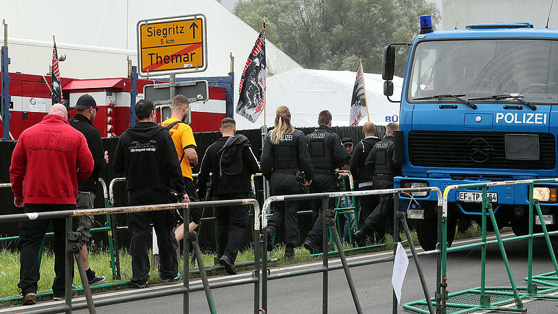 "Rock gegen Überfremdung": Die Bilder vom Neonazi-Konzert und dem Gegenprotest.