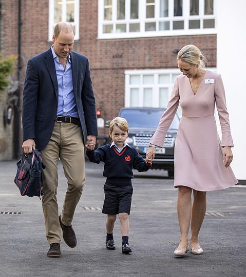 Prinz George und sein Vater, der britische Prinz William, werden von Schulleiterin Helen Haslem in die Thomas's Battersea Schule begleitet.