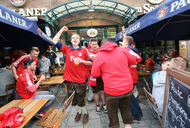 Fans lassen es beim Champions-League-Finale des FC Bayern gegen Dortmund rund um den Marienplatz krachen. Die Bilder