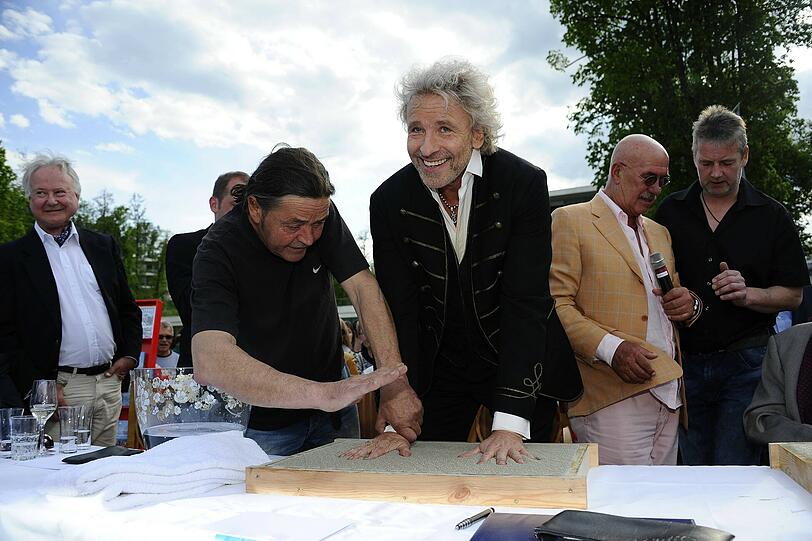 Thomas Gottschalk kam als Ehrengast auf die Geburtstagsfeier - und verewigte sich gleich in Beton für die Verdener "Wörthersee"-Gedächtnismeile.