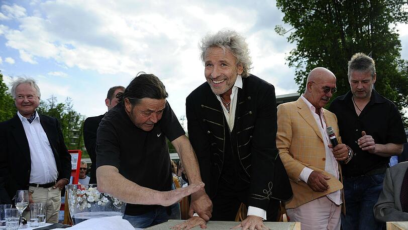 Thomas Gottschalk kam als Ehrengast auf die Geburtstagsfeier - und verewigte sich gleich in Beton für die Verdener "Wörthersee"-Gedächtnismeile. Thomas Gottschalk kam als Ehrengast auf die Geburtstagsfeier - und verewigte sich gleich in Beton für die Verdener "Wörthersee"-Gedächtnismeile.