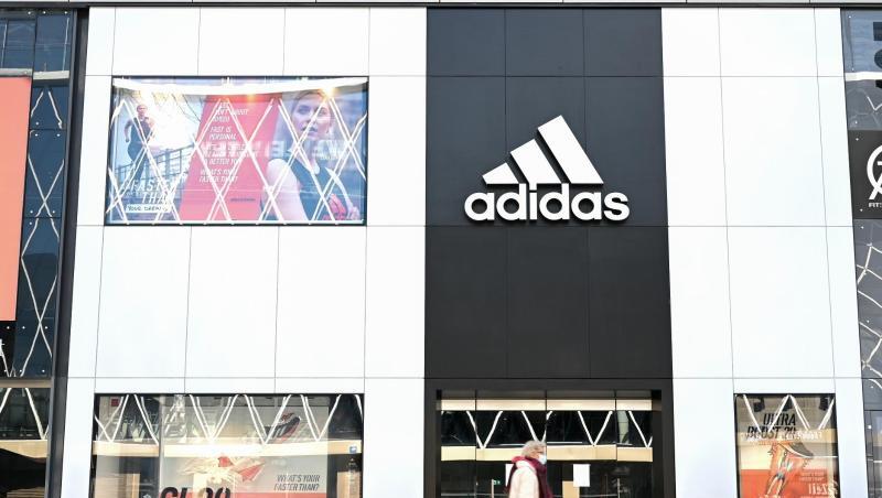 Eine Frau geht an einem Adidas-Store vorbei. Foto: Arne Dedert/dpa Eine Frau geht an einem Adidas-Store vorbei. Foto: Arne Dedert/dpa