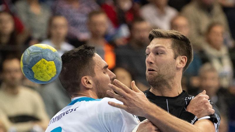 Harald Reinkind (r) vom THW Kiel wird von TVB-Spieler Dominik Weiß gebremst. Harald Reinkind (r) vom THW Kiel wird von TVB-Spieler Dominik Weiß gebremst.