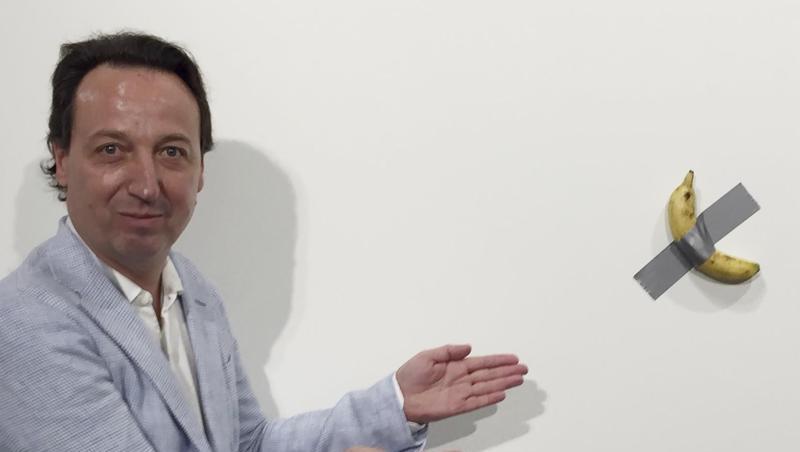 Galerist Emmanuel Perrotin zeigt auf das Kunstwerk "Comedian" von Maurizio Cattelan auf der Art Basel in Miami. Galerist Emmanuel Perrotin zeigt auf das Kunstwerk "Comedian" von Maurizio Cattelan auf der Art Basel in Miami.