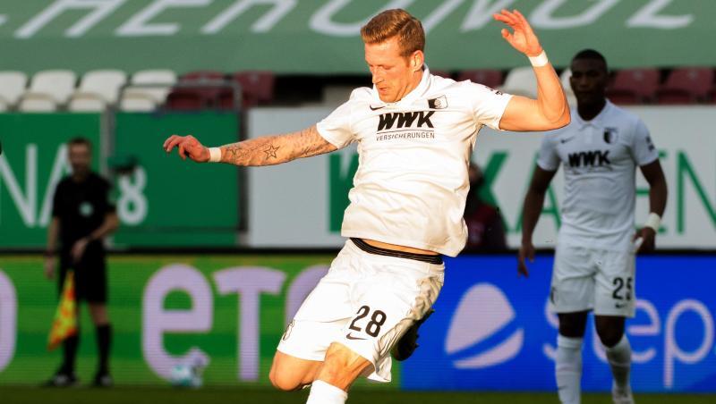 Augsburgs Andre Hahn spielt den Ball.