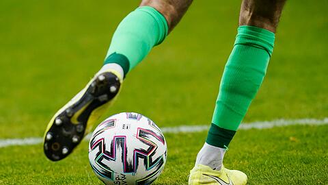 Ein Fußballspieler spielt den Ball.