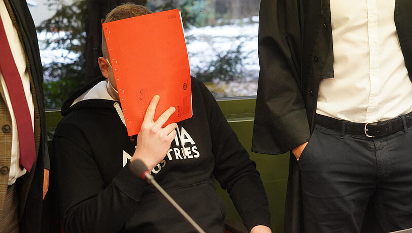 Der Angeklagte am Dienstag beim Prozessauftakt.