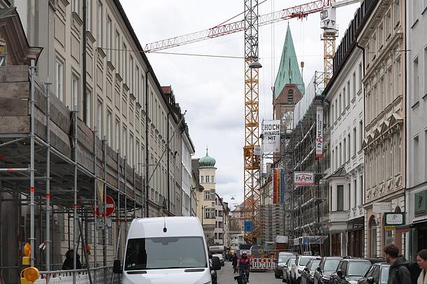 Der Blick von der Alten Akademie durch die Eisenmannstraße: Links ist die Damenstiftskirche St. Anna eingerüstet, rechts das Palais Lerchenfeld. Der Blick von der Alten Akademie durch die Eisenmannstraße: Links ist die Damenstiftskirche St. Anna eingerüstet, rechts das Palais Lerchenfeld.