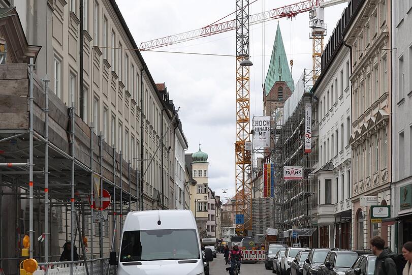 Der Blick von der Alten Akademie durch die Eisenmannstraße: Links ist die Damenstiftskirche St. Anna eingerüstet, rechts das Palais Lerchenfeld.