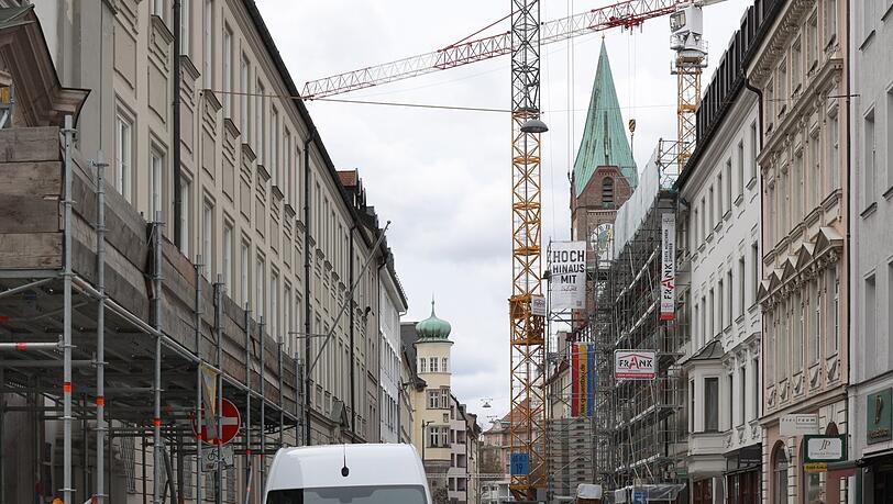 Der Blick von der Alten Akademie durch die Eisenmannstraße: Links ist die Damenstiftskirche St. Anna eingerüstet, rechts das Palais Lerchenfeld. Der Blick von der Alten Akademie durch die Eisenmannstraße: Links ist die Damenstiftskirche St. Anna eingerüstet, rechts das Palais Lerchenfeld.