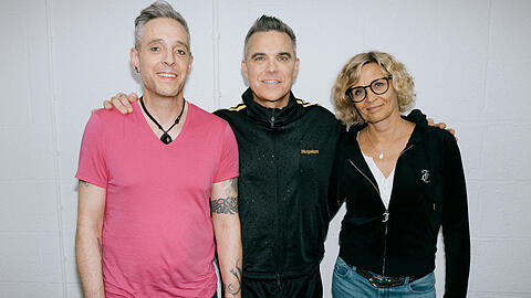 Glückliche AZ-Leser: Thomas Poltschek (li.) und Petra Roch (re.) durften Robbie Williams in München treffen.