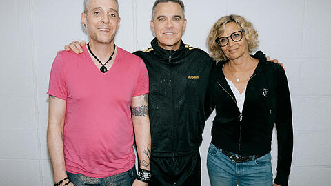 Glückliche AZ-Leser: Thomas Poltschek (li.) und Petra Roch (re.) durften Robbie Williams in München treffen.