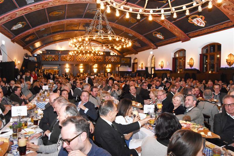 Im Augustiner-Keller flie&szlig;t der Maximator. Die Ma&szlig; kostet dieses Jahr 10,20 Euro.