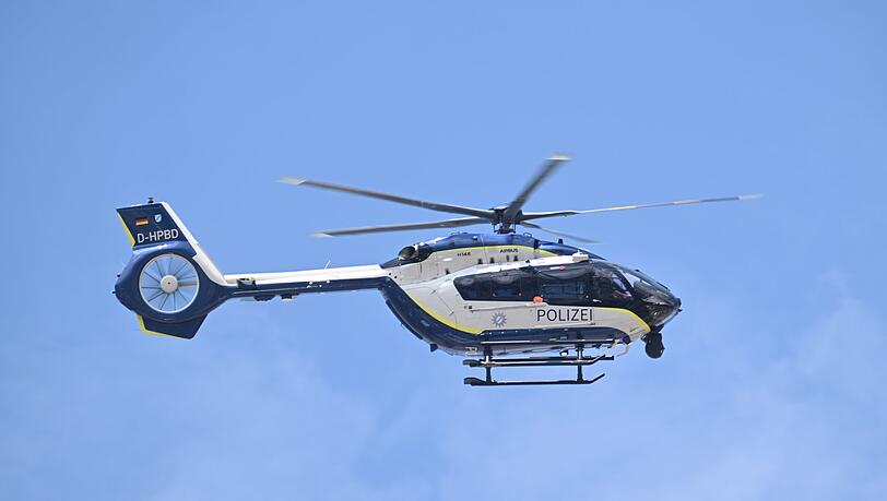 Bei der Suche nach den Tätern kam auch ein Polizeihubschrauber zum Einsatz. (Symbolbild) Bei der Suche nach den Tätern kam auch ein Polizeihubschrauber zum Einsatz. (Symbolbild)