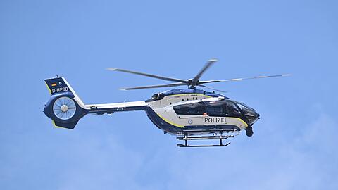 Bei der Suche nach den T&auml;tern kam auch ein Polizeihubschrauber zum Einsatz. (Symbolbild)